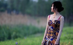 绿鱼头套男孩发声